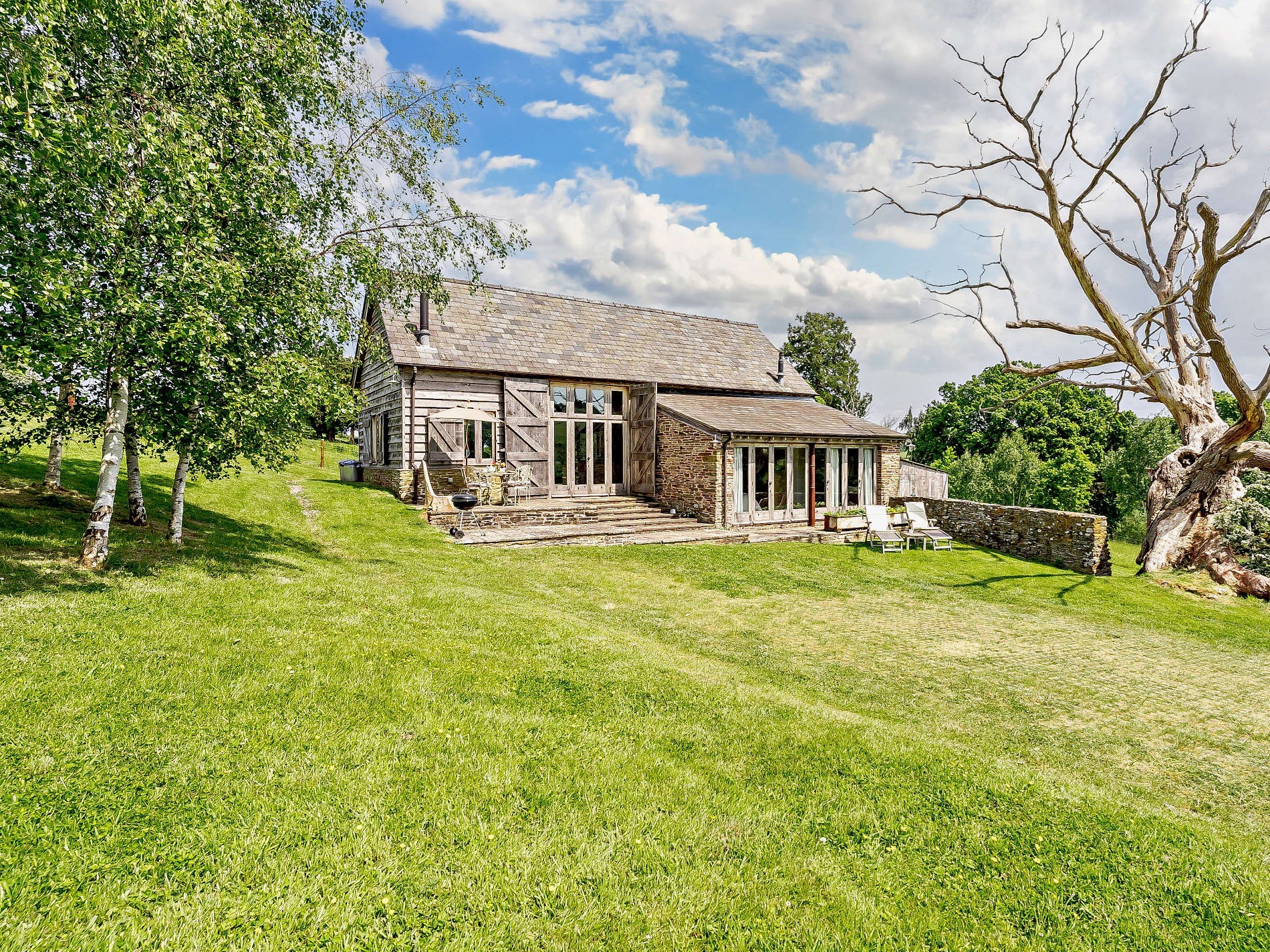 Luxury converted barn with countryside views in Bannau Brycheiniog (Brecon Beacons) National Park
