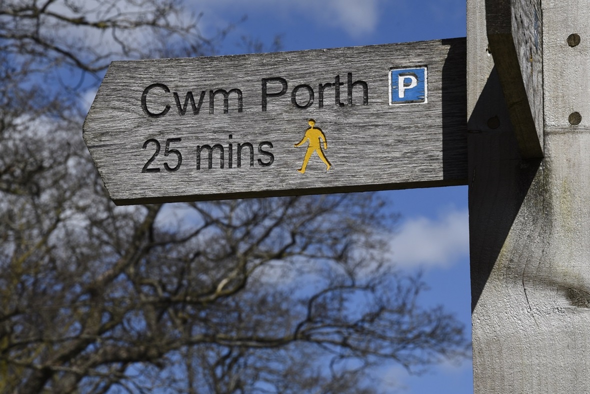 Footpath Fingerpost pointing to Cwm Porth Carpark