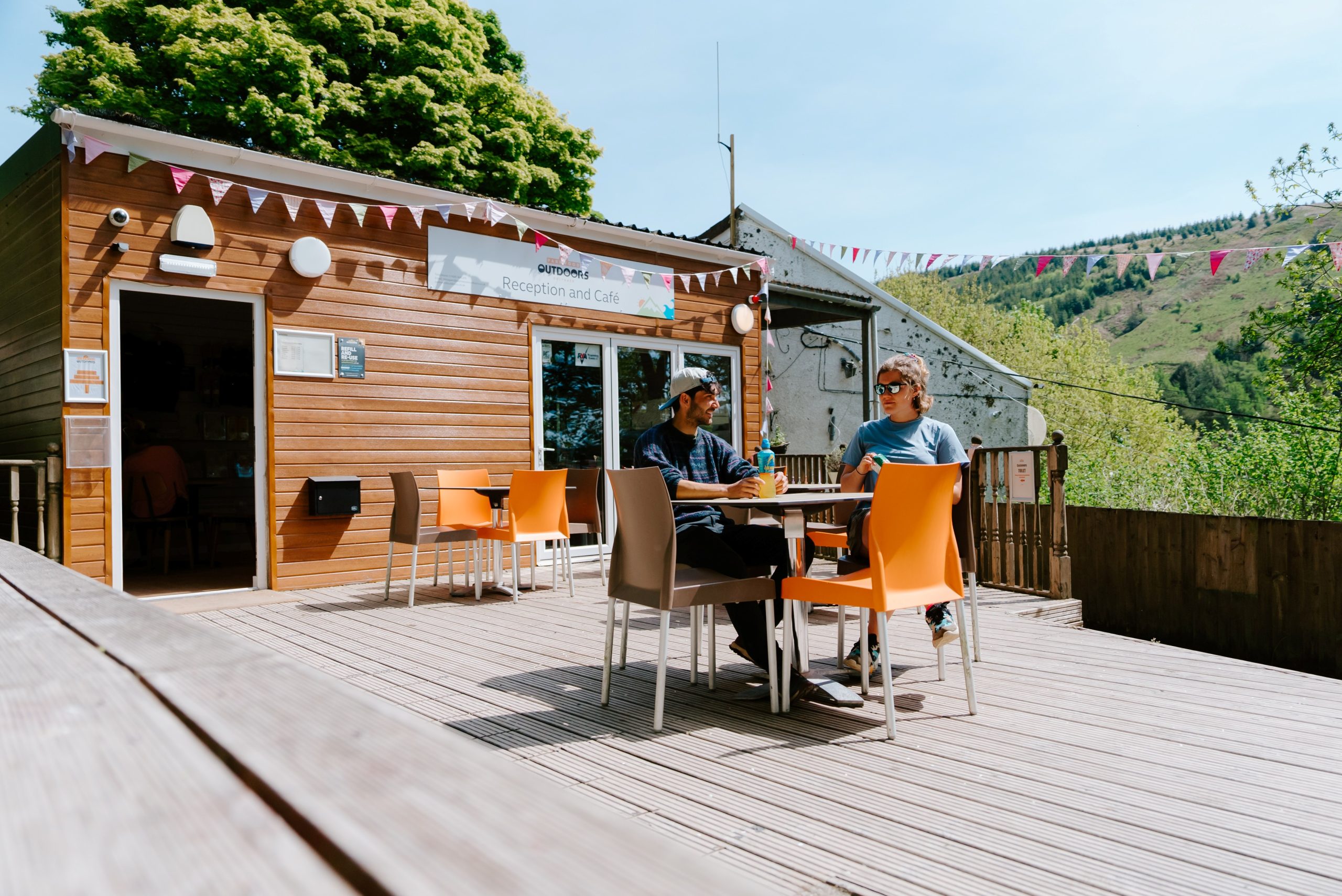 outdoor space tables and chairs at the café and shop Parkwood Outdoors Dolygaer