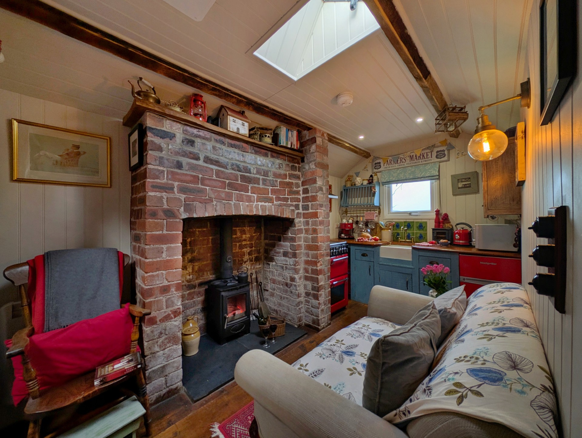 Y Golchdy at Black Mountains Escapes, cosy couple’s accommodation in the Bannau Brycheiniog (Brecon Beacons) National Park with stylish bedroom, bathroom and comfortable indoor living space.