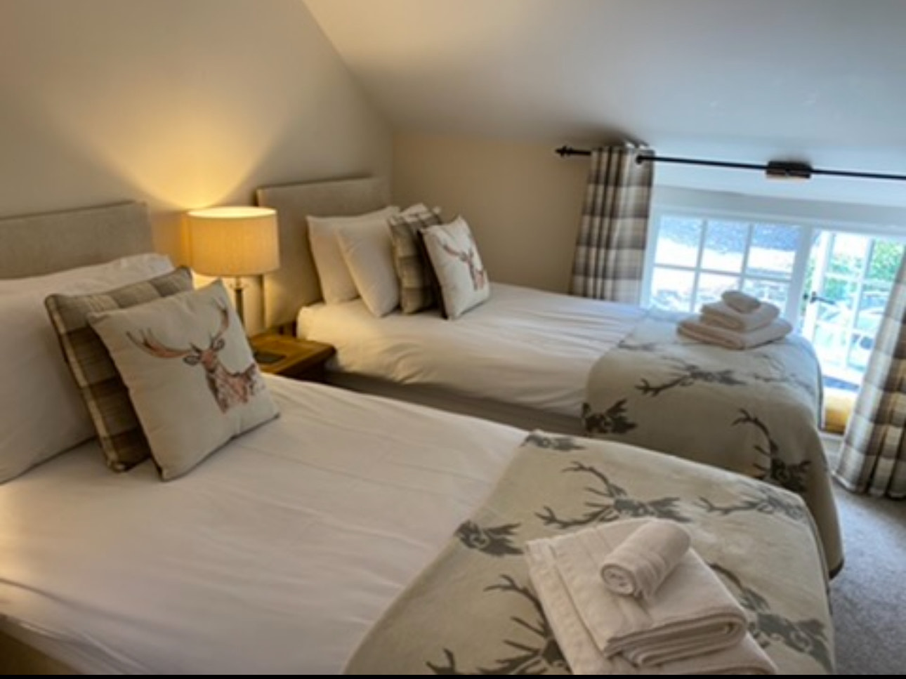 a twin room with lovely bed linen in keeping with teh property