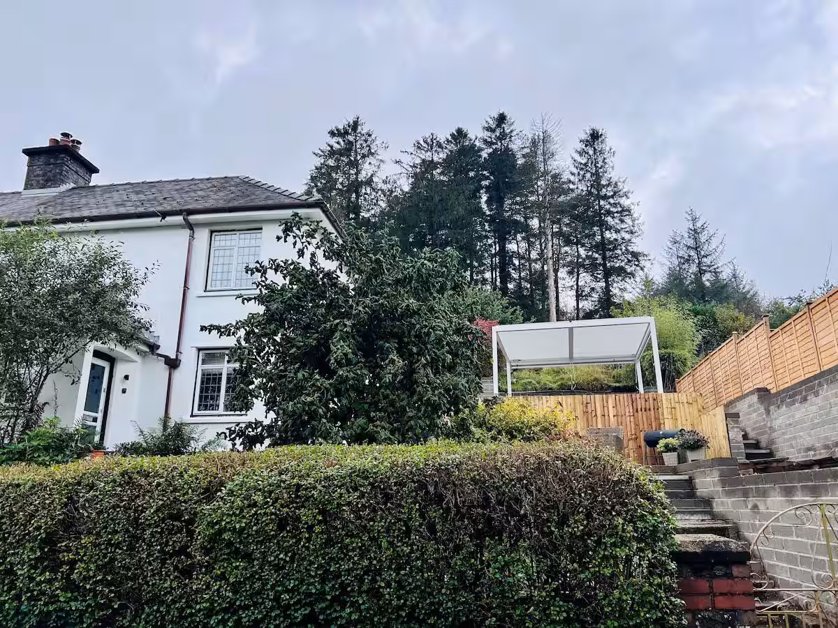 Taf Fechan Cottage exterior with garden in Pontsticill, Bannau Brycheiniog (Brecon Beacons) National Park