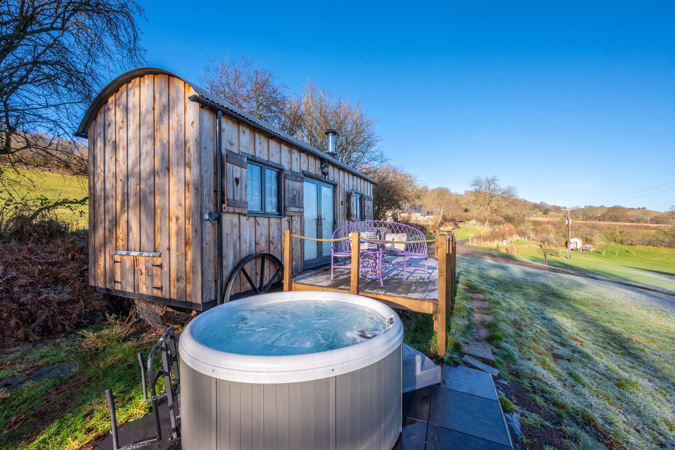 Luxury shepherd’s hut with private hot tub and countryside views in Bannau Brycheiniog (Brecon Beacons) National Park